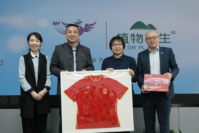 莲姐，我这有个发财的路子，不知道您有没有兴趣？何莲：你大概介绍一下。